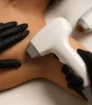 Afbeelding van een huidtherapeut die laserontharing uitvoert op een oksel of bikinilijn in een moderne kliniek in Almere, zonder zichtbare tekst of storende elementen