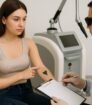Cliënt wijst op tattoo tijdens intakegesprek voor tattoo weglaseren