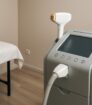 Moderne laserkliniek in Almere met professionele laserontharingsapparatuur in een strakke behandelruimte zonder mensen.